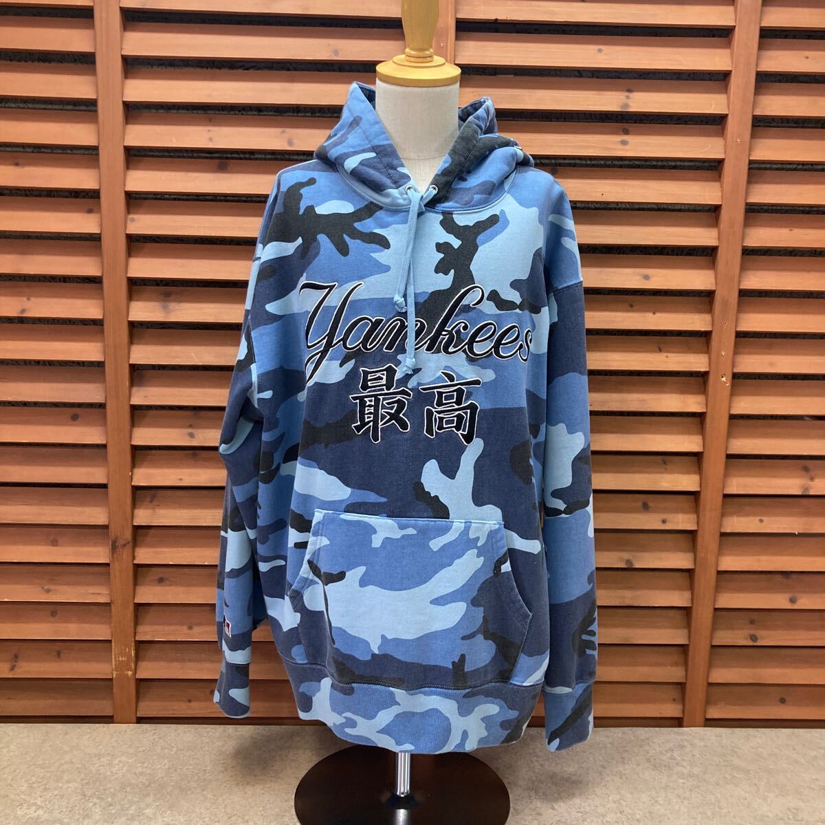 N 031【Supreme シュプリーム】 22FW NEW YORK YANKEES KANJI HOODED SWEATSHIRTS 漢字 ロゴ パーカー ブルー系 カモ SIZE XL
