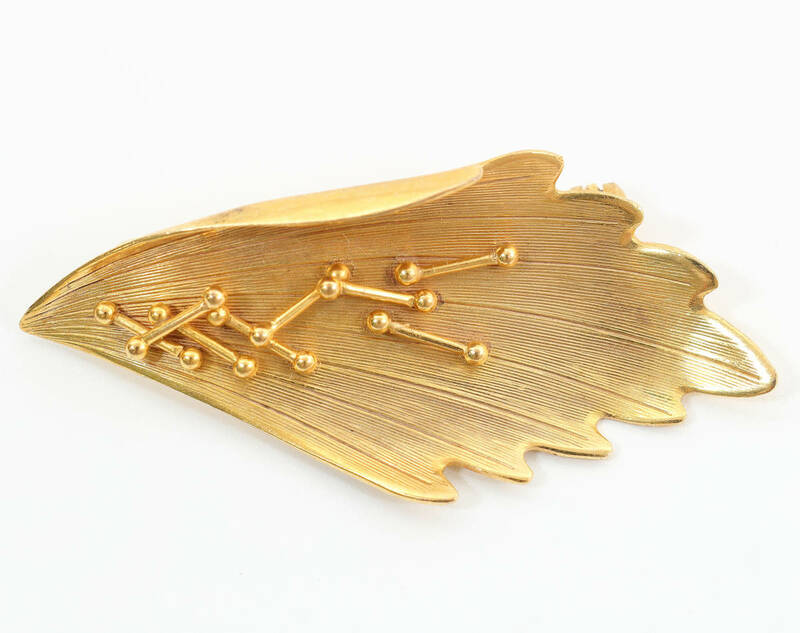 ヴィンテージ デザイン ブローチ 金工 メタル 細工 ゴールド 金色 葉っぱ リーフ 羽 翼 つばさ ティファニー アンティーク