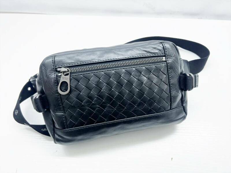 美品　Bottega Veneta　ボッテガヴェネタ　イントレチャート　 ベルトバッグ　ボディ　ウエストバッグ　黒　368899