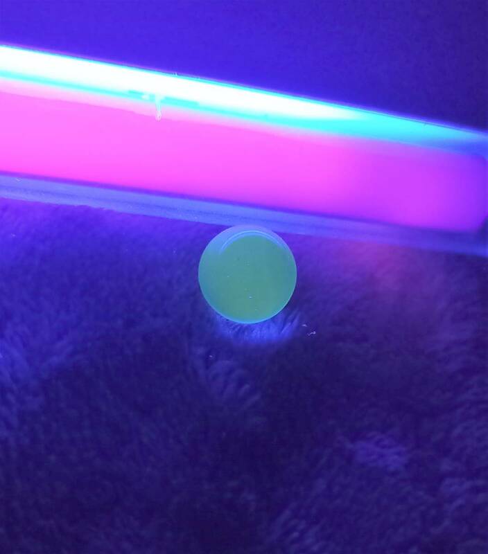 希少 昭和レトロ ウランガラス ビー玉 １個 中玉 約1.48mm 気泡 シワ ヘソ ビードロ 個体差あり 装飾 インテリア 光る 発光 おもちゃ 