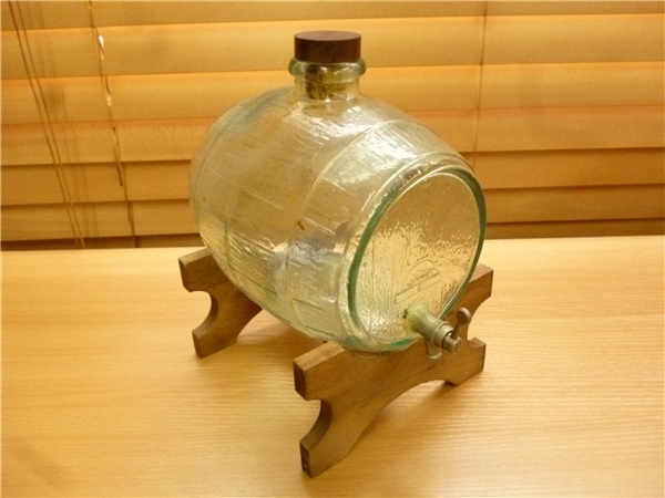 レトロ☆ウイスキーディスペンサー　たる型ガラス製　置物　オブジェ　木製台つき　中古