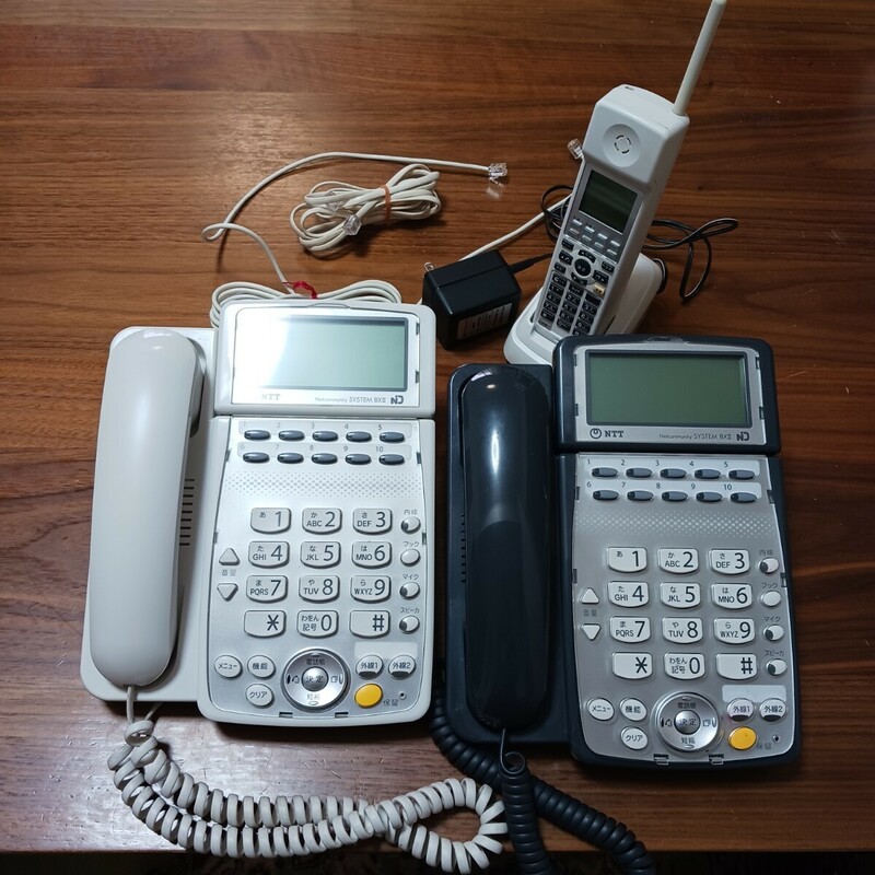 【中古】NTT ネットコミュニティシステムBX2 電話機2台+子機1台セット　モジュラーなどあり　ISDN主装置内蔵電話機 白黒 ビジネスフォン