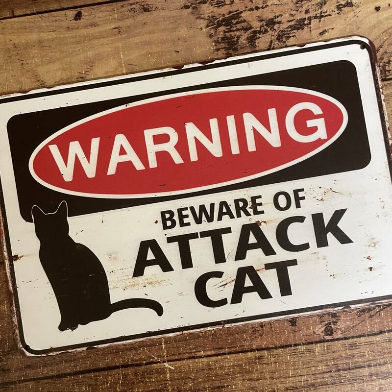 アタック キャット ブリキ看板 猫の攻撃に注意 ATTACK CAT かわいい ねこ ネコ 金属パネル 壁飾り インテリア 壁掛けプレート 警告版