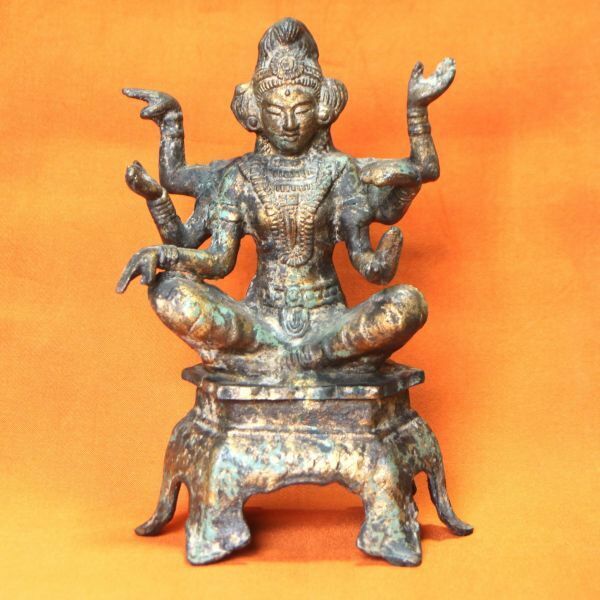 彩]　仏像　6本の腕の坐像　鉄製　六臂　仏教美術　高さ約：23ｃｍ　緑錆／ブロンズ風　重さ：1.8キロ