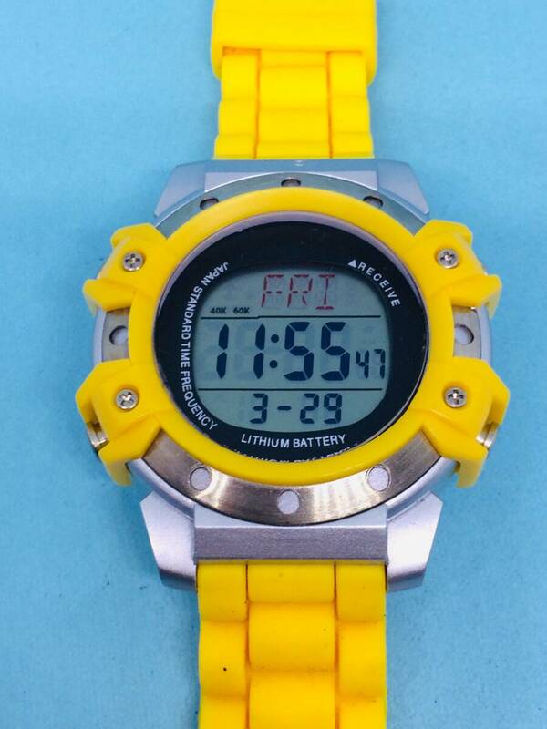 (E53)ひまわり色(*'▽')日本製デジタル（電池交換済み）イエローゴールド・メンズ腕時計USED（送料全国一律185円）素敵な時計です。