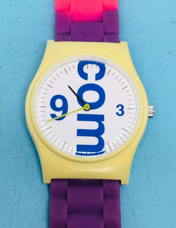 (E39)カラフルな(*'▽')2針・MONO・COMME（電池交換済み）イエロー・ユニセックス腕時計USED（送料全国一律185円）素敵な時計です。