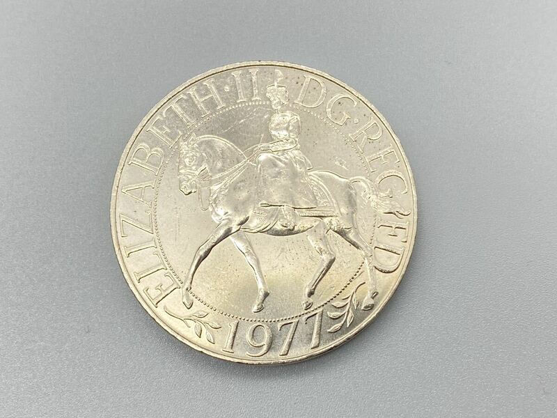 エリザベス2世　即位25周年　25ペンス　イギリス銀貨　1977年　直径約38.5×厚さ約〜3.2mm / 重さ28.5g　世界コイン　記念メダル【F6S2】
