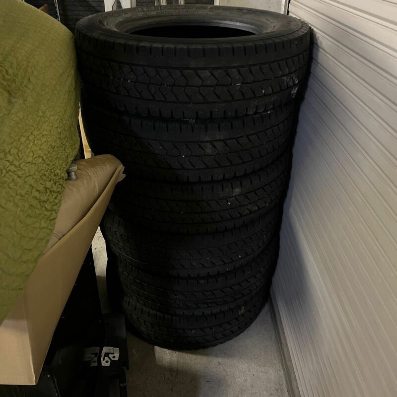 中古　ブリヂストンブリヂストン BLIZZAK バリ溝 バリ山 スタッドレスタイヤ　BRIDGESTONE BLISSAJ W979 215/70R17.5 118/11GL