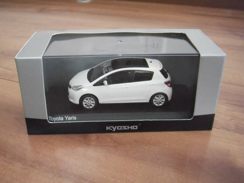 京商　トヨタ　ヤリス　ミニカー　白　ホワイト　KYOSHO　TOYOTA　YARIS