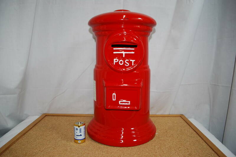 中古品 元箱入り 特大 40㎝ 郵便ポスト型貯金箱 陶器 インテリア ポスト 貯金箱 No.400 サイズ比較の為単1電池を隣に置いております。