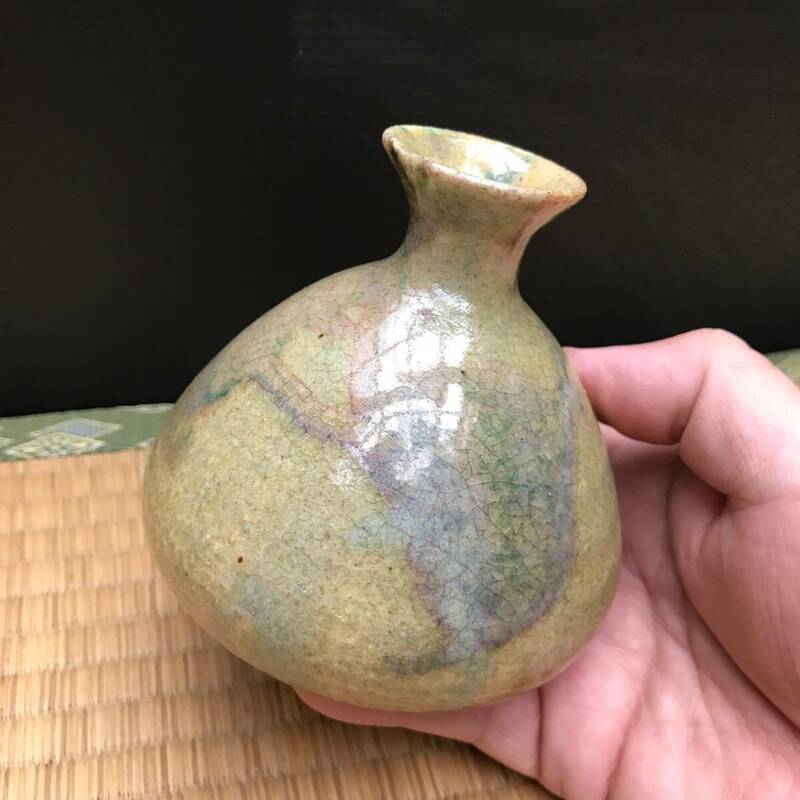 黄瀬戸釉油壷形の徳利、口緑は窯キズ　一輪挿し　花入れ　花瓶（R60325_C）