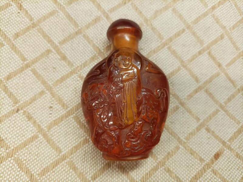 中国文物 収集家の放出品 琥珀 清代琥珀羅漢紋鼻煙壺