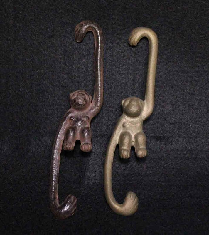 金属工芸◆猿　吊り金具　二本◆鉄製　黄銅　真鍮製　iron bronze monkey　テナガザル　 吊り花生　
