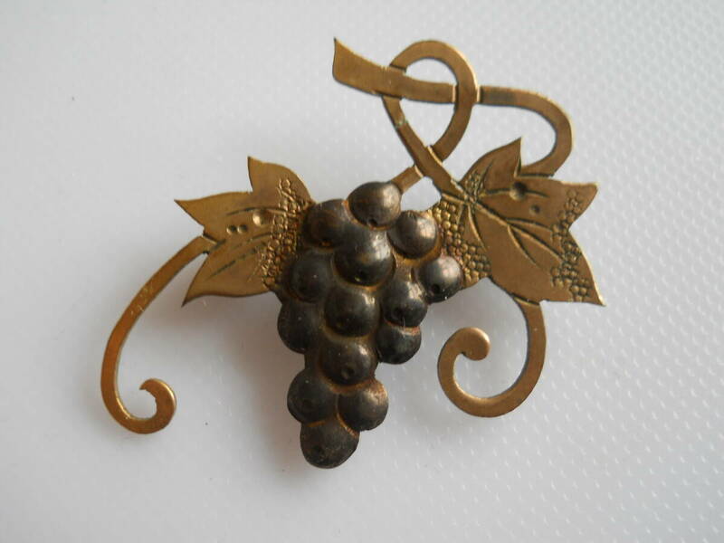 フランス製アンティーク ブラス 真鍮で作られた葡萄のブローチ ロールゴールド 金張り