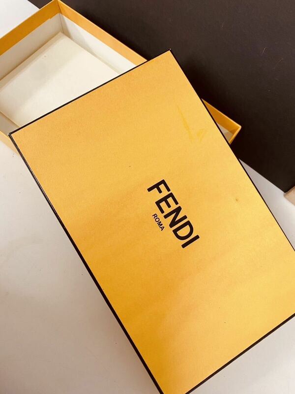 【3d18】　FENDI フェンディ　空箱　ボックス　ブランド空箱　封筒付