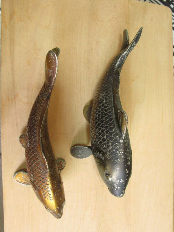 鯉置物 ２個セット 銅製？ 亜鉛製？夫婦鯉 サイズ約２５ｃｍ（８４０ｇ）と約２１．５ｃｍ（５４０ｇ） 神奈川より８０サイズ（s45３)
