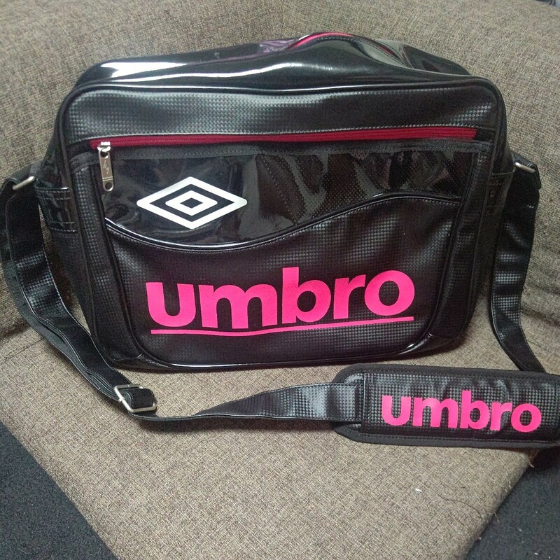 アンブロ 　未使用　ショルダーバッグ 　エナメルバッグ　スポーツバッグ 　ブラック UMBRO　スポーツ　約40×28×13cm／約23L　