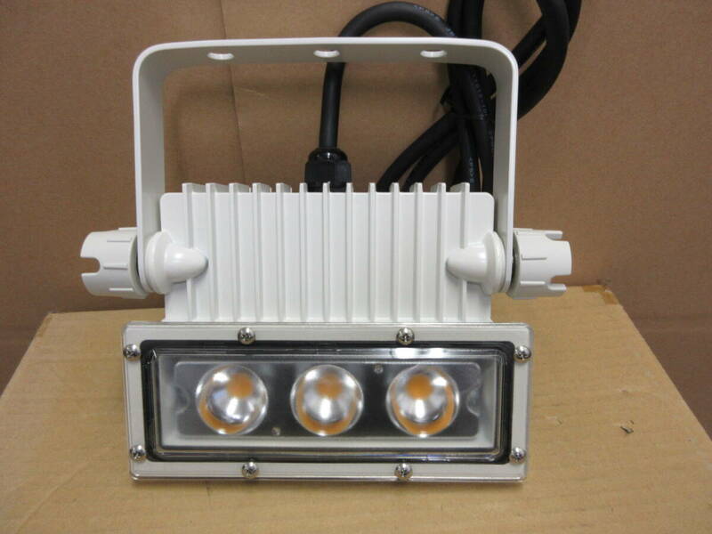NT021812　未使用　アイリスオーヤマ　LED角型投光器　IRLDSP37L2-M-W　電球色　37W　