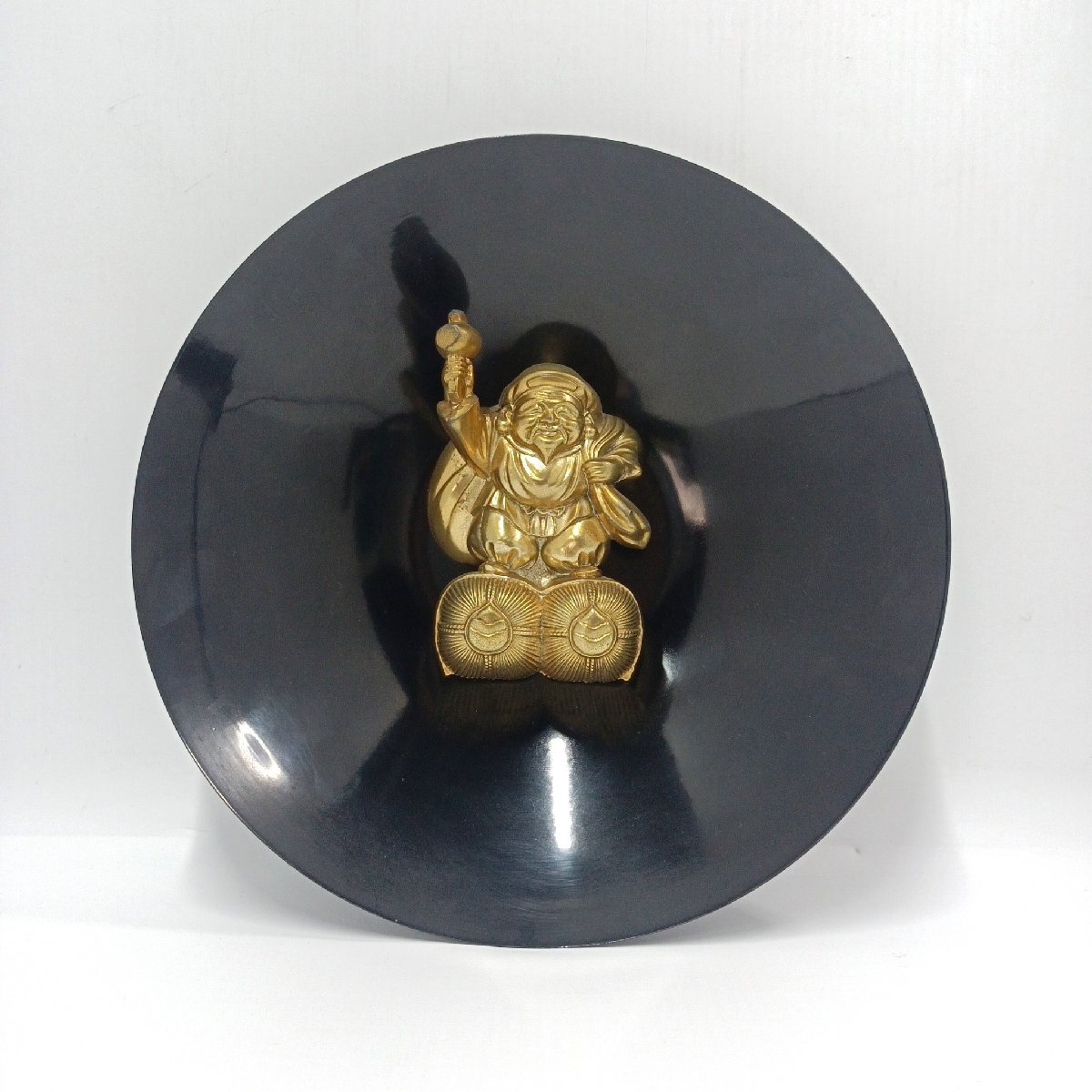 大黒天像 壁掛け 壁飾り シャープ電機 贈呈品 縁起物 幅約27㎝ 神様 商売繁盛 開運 和室 和 インテリア 置物 皿立付き【道楽札幌】