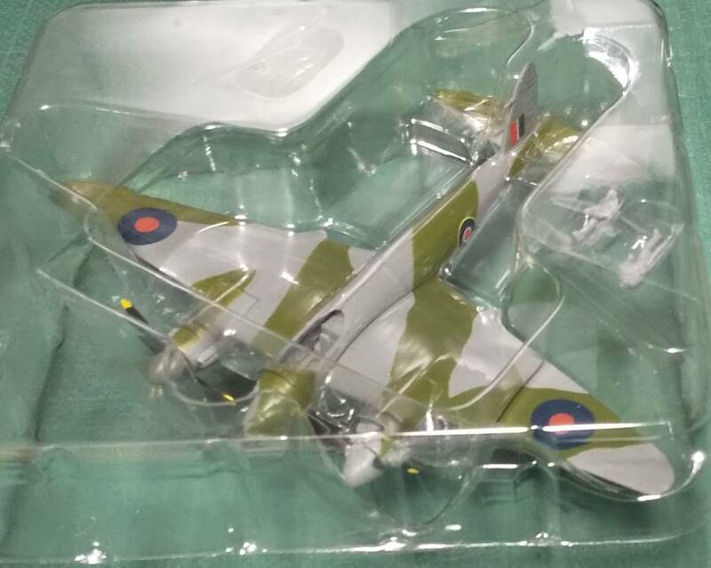 1/144 バンダイ ウイングクラブコレクションL4 英空軍 デハビランド DH98 モスキート