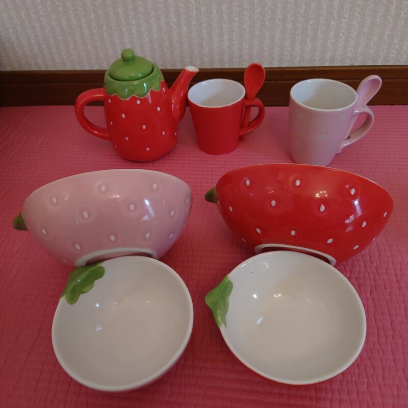 いちご食器　グラタン皿　イチゴポット　イチゴカップ　スープカップ 洋食器 陶器 マグカップ　キティーちゃん　ピンクパンサー　など