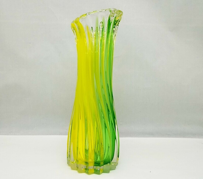 花瓶　ガラス　黄緑　高さ28cm　口径6cm　胴径10cm　重さ1373g　/　　花器　花入れ　壺　インテリア