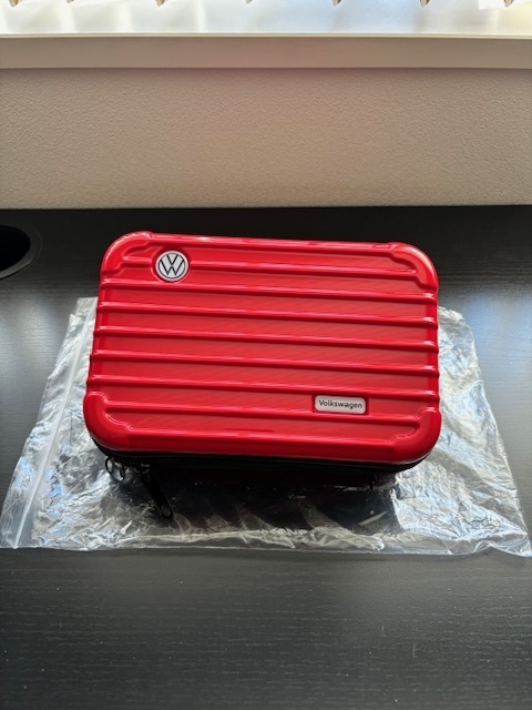 ★新品未使用　非売品　ディーラー提供品★Volkswagen オリジナル ポーチ★ VW スーツケース型 (リモワ風)ハードケース レッド