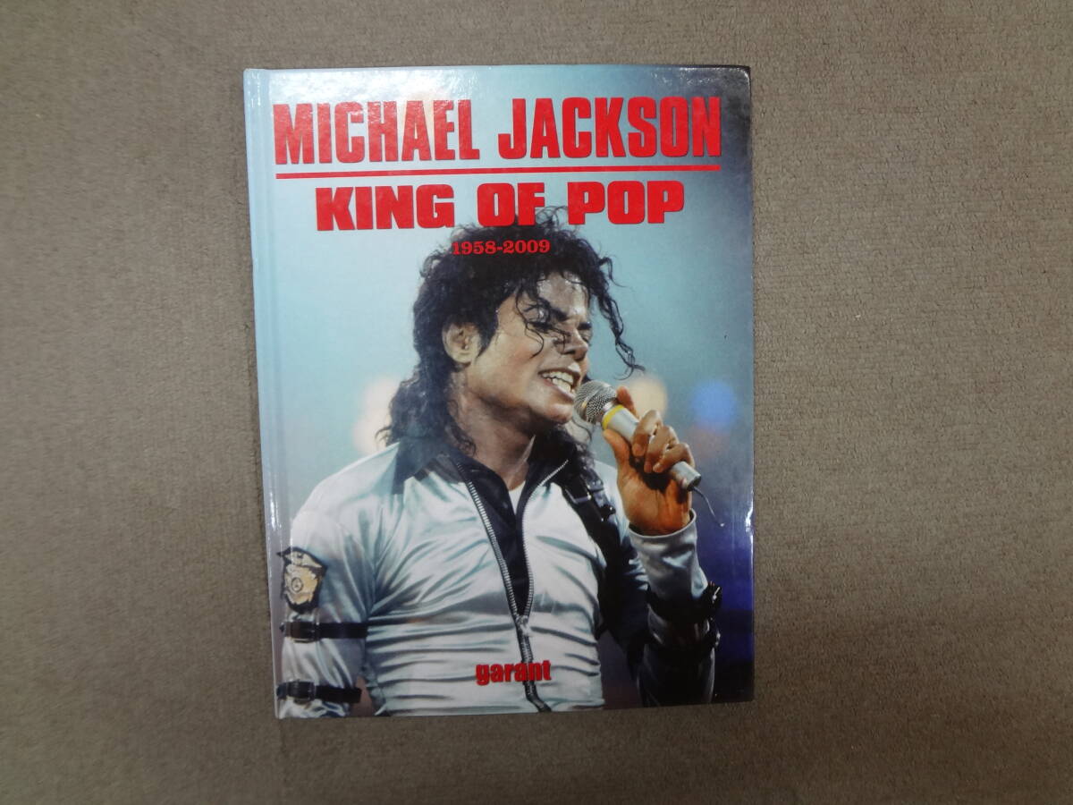 さ2-f03【匿名配送・送料込】　マイケルジャクソン　　KING　OF　POP　1958－2009　　英字本