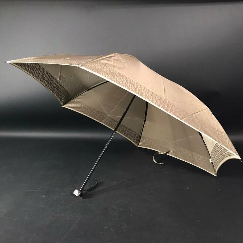 ER0221-16-4 FENDI フェンディ 折りたたみ傘 折り畳み ズッカ柄 FFロゴ アンブレラ 収納袋付き 雨具 雨傘 ブランド 60サイズ