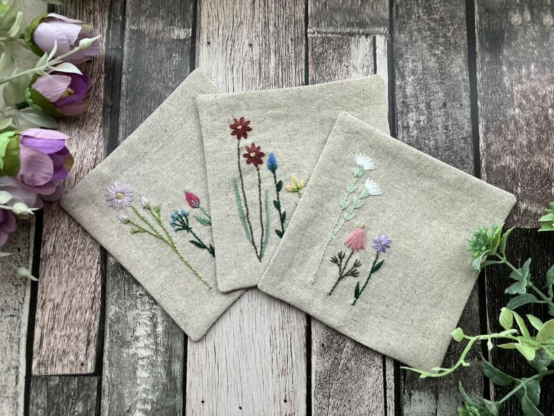 handmade野花の手刺繍 コースター3枚セット(裏布ブルー系)ハンドメイド　コットンリネン　花柄刺しゅう　プレゼントに
