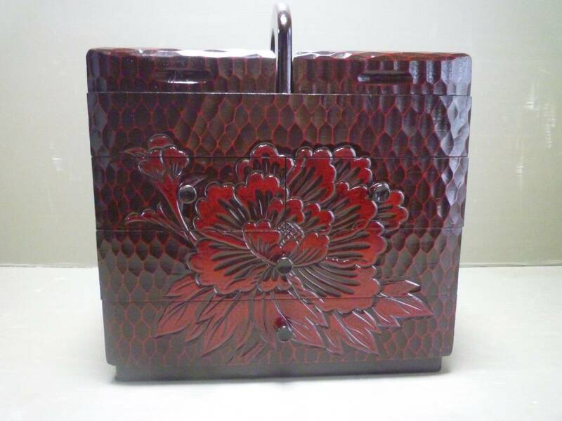 《金正堂》　鎌倉彫り牡丹花模様ソーイングＢＯＸ　裁縫箱