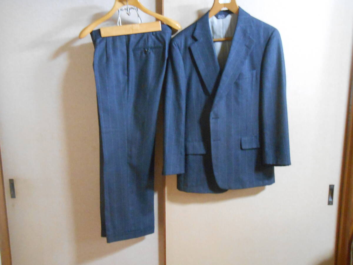 美品 米国名門 PAUL STUART ビンテージ（80年代位） 高級ラインチャコールグレーのピンストライプの秋冬用スーツ カナダ製 小さめのUS 42R