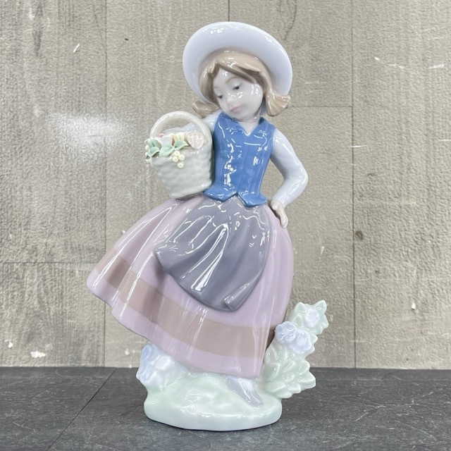 LLADRO 甘い花の香り 【中古】 リヤドロ 置物 女の子 HANDMADEINSPAIN DAISA1983/56931