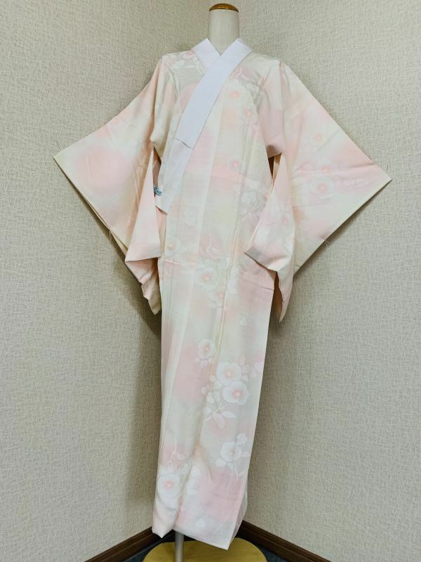 婦人　着物の長襦袢　正絹綸子縮緬　袷　白衿付き　薄ピンク色の地紋に花紋様　丈136cm　保管品