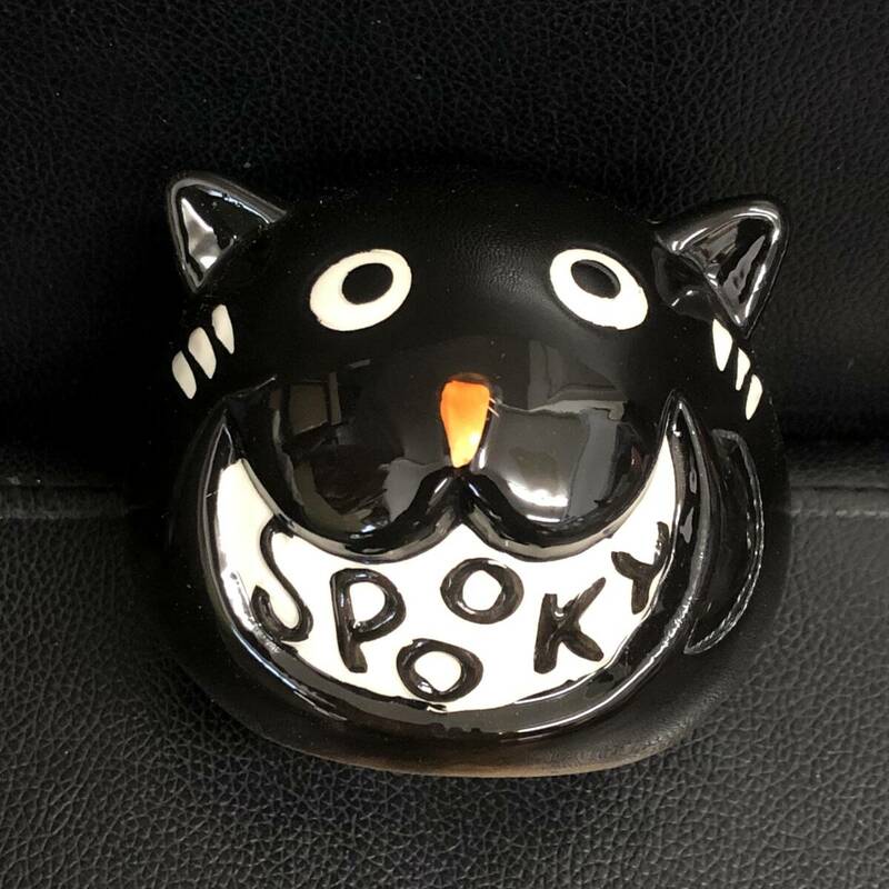 《雑貨》置物 「ハロウィン：不気味なネコ ”SPOOKY”」 高さ：約7.2cm 陶磁器 黒猫 インテリア・小物