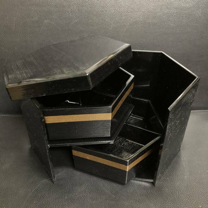 《食器》 容器「六角形の二段重箱 黒色」 縦幅×横幅：約17cm×19.5cm・高さ：約14.7cm 漆器調 和食器
