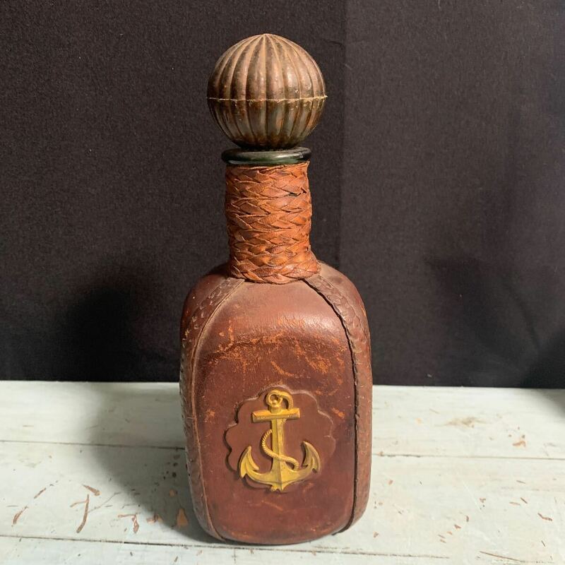 革張りヴィンテージ ボトル ウイスキーボトル 革 時代物 アンティーク 空瓶 から瓶 空き瓶 ブランデー 酒器 レザー 古酒 酒ボトル (9461)