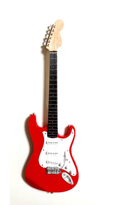 STRATO赤モデルミニチュアギター25 cm。ミニ楽器