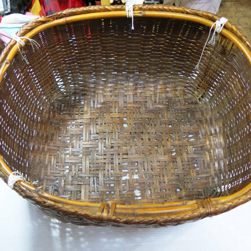 竹籠 No.4　古道具　飴色　大きい　使い込んでる　良い色　多少イタミ有　頑丈　縦44cm横52cm高さ26cm重さ1,200g 　古道具やi (アイ)