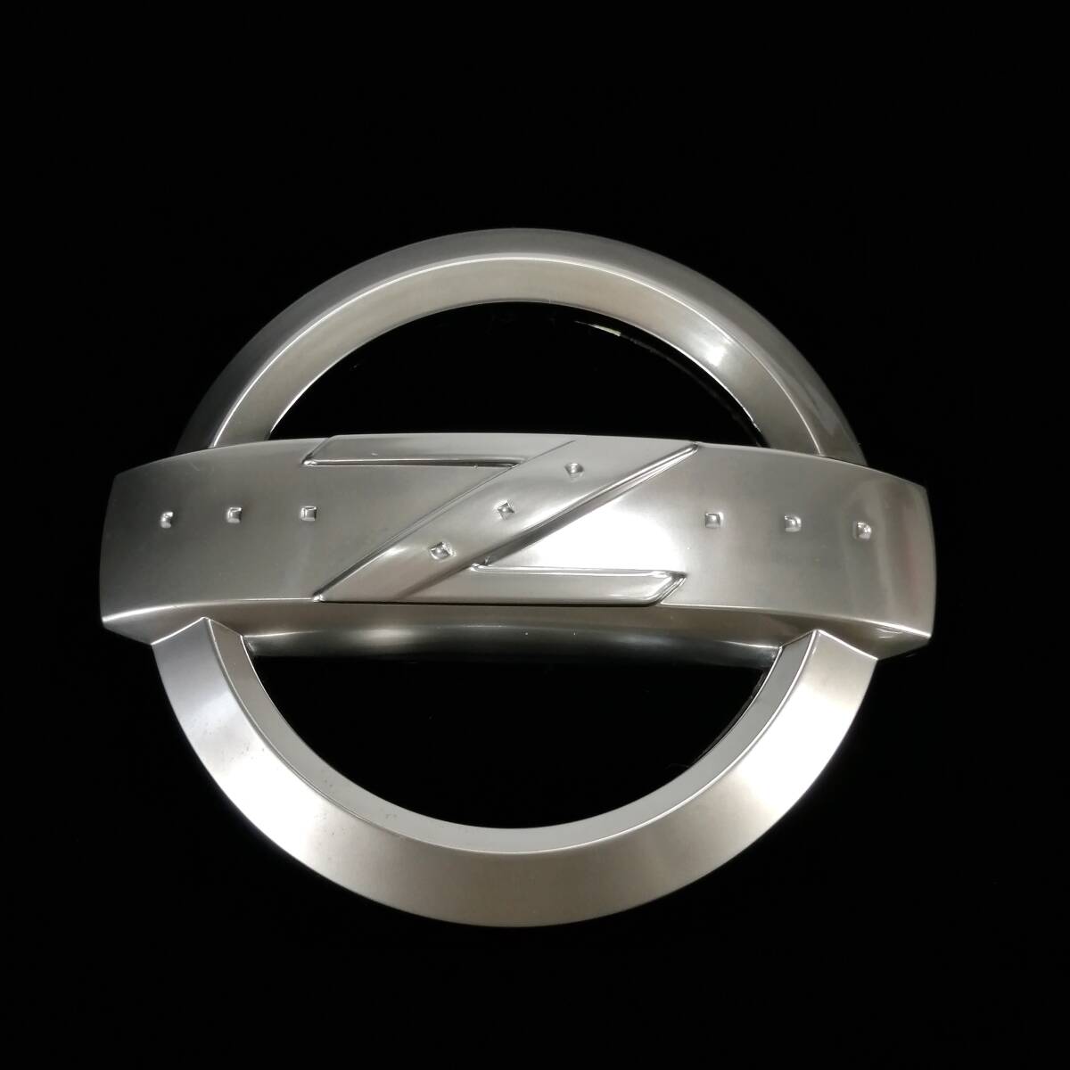 未使用 NISSAN フェアレディ Z エンブレム フロント バンパー 350Z Z33 シルバー系 日産 DATSUN ダットサン