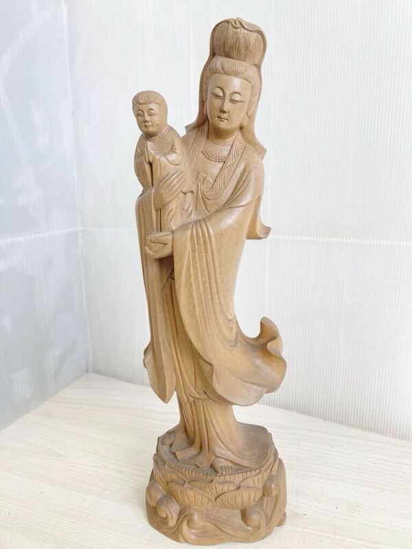 聖観音菩薩立像 木彫仏像 重さ約1kg 高さ約37cm 細密彫 仏像 骨董 置物 飾物 仏教美術 伝統工芸品 蓮花 オブジェ 繊細彫刻 観音様 親子