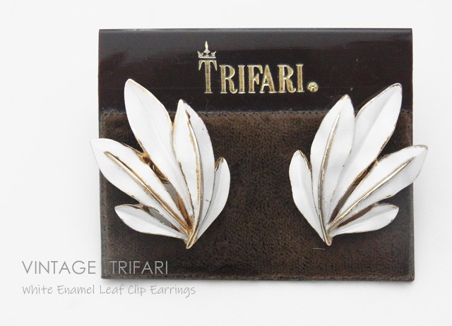 ◆ヴィンテージ TRIFARI(トリファリ) ホワイトエナメルリーフのゴールドカラークリップイヤリング/コスチュームジュエリーアンティーク