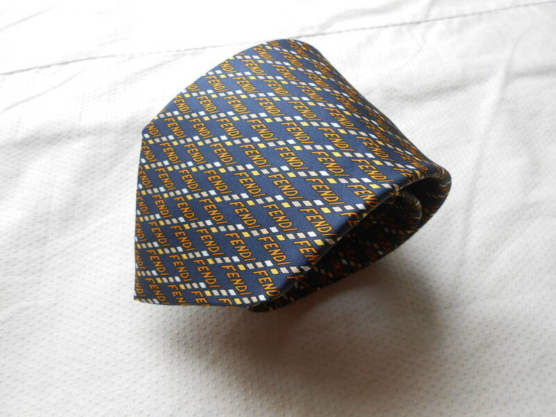E88美品フェンディー総ロゴ柄模様厚手ネクタイ