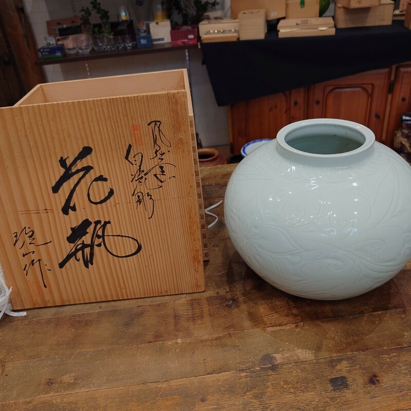 B423.2 有田焼 琥山窯　大輪花　彫り模様　白磁　花瓶 陶磁器 飾り壷 壺 つぼ 花入 花生 花器 フラワーベース インテリア オブジェ