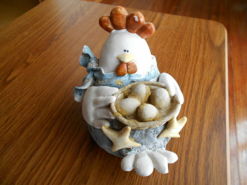 卵屋さんの飾り用に。 たまごの皿を抱えるニワトリ