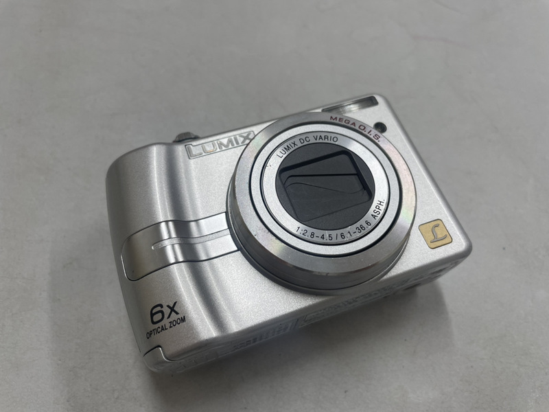 デジタルカメラ DMC-LZ7 パナソニック(Panasonic) LUMIX 単3形乾電池対応デジカメ シルバー【動作品】【即決可能】
