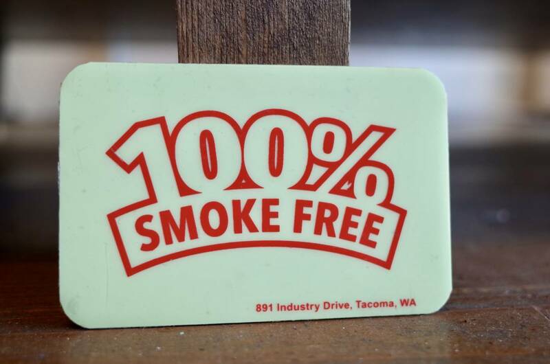 新品　SMOKE FREE 禁煙　サインステッカー　アルミサイン　看板　店舗 アメリカ USA PFS 世田谷ベース hotrod mooneyes インテリア