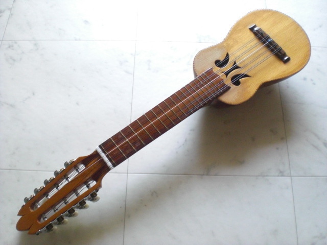 希少な美品！ 1970年代のボリビア製チャランゴ　低弦高で弾き易い　安心のフルメンテ済