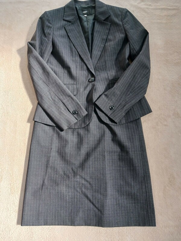 ★NICOLE 38★スーツ(ジャケット&スカート)★グレー×アイボリーストライプ