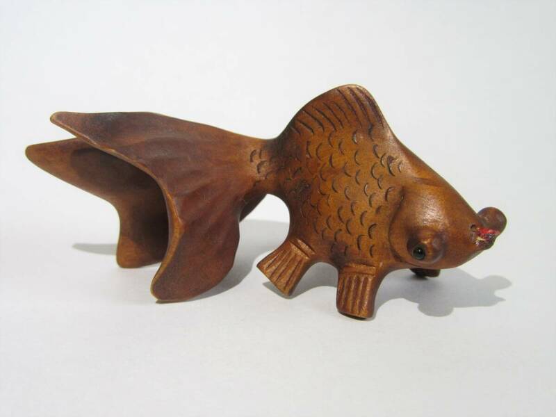 【即決価格】木製 根付「金魚 出目金」古川作？ 在銘有　彫刻 木彫り 時代物